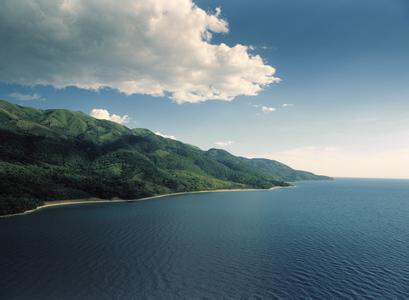 坦噶尼喀湖南北纵向呈条状,长达670km,东西宽仅48